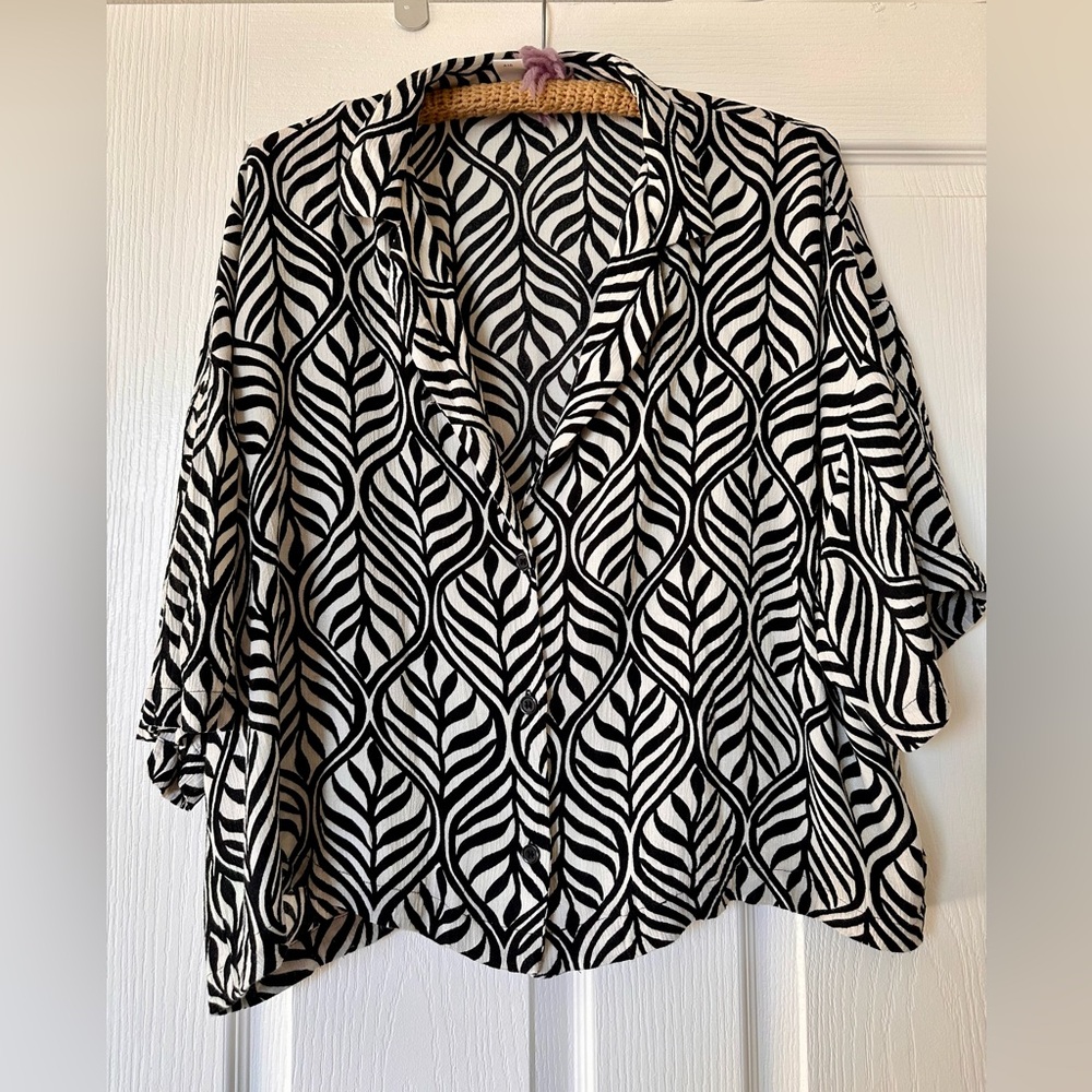 H&M Black and White Pattern Blouse